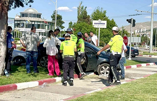 Virajı alamadı refüje çıktı