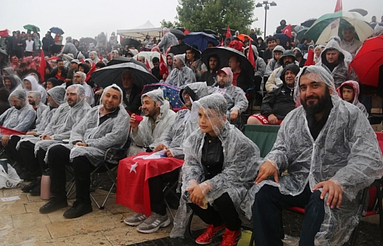 Yağmurun altında milli maç heyecanı