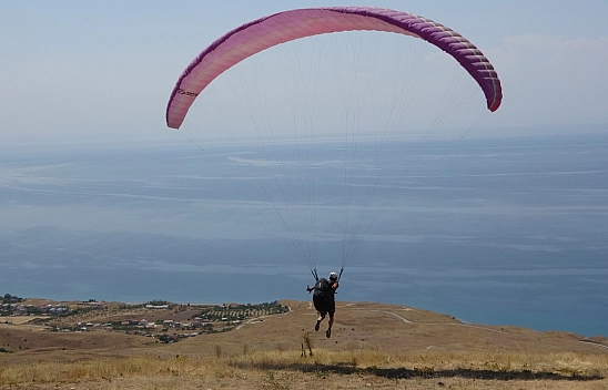 Yamaç paraşütü yarışması nefes kesti