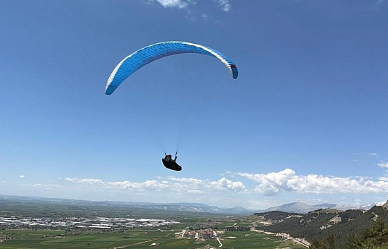 Yamaç paraşütüyle spor turizminin yeni gözdesi oluyor