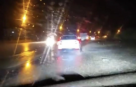 Yamaçtan kopan taşlar yolu kapattı