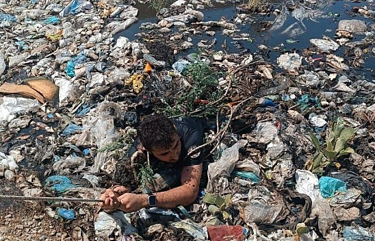 Yangına müdahale eden itfaiyeci bataklığa saplandı