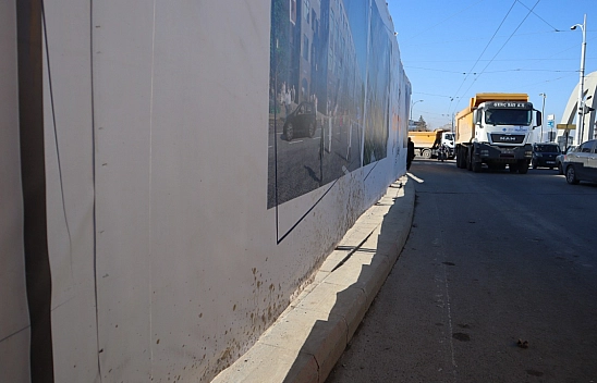 Yaya kaldırımını reklam panosuyla kapattılar! 'Yürümek çileye döndü'