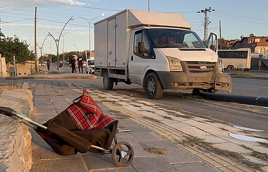 Yayaya çarpan araç direği devirip, kaldırıma uçtu!