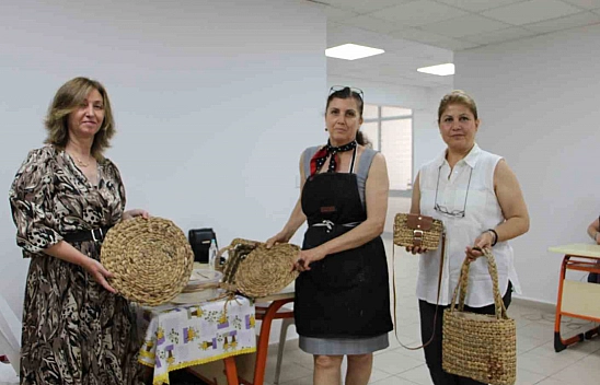 Asi Nehri'ni kaplayan su sümbüller sanat eserine dönüşüyor