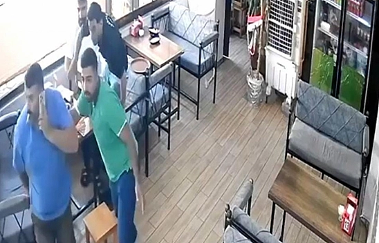 Yemek yerken depreme yakalandı: Çoraplarıyla sokağa fırladı