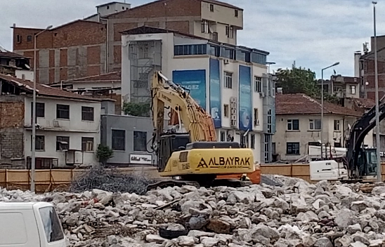 Yerinde Ayrıştırma Yasağı Deliniyor: Vatandaşlar Tozdan ve Gecikmeden Şikayetçi!