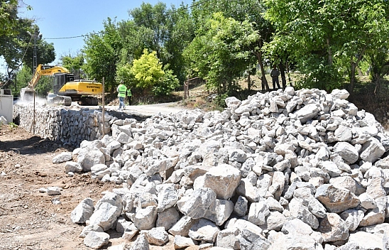 Malatya'da toprak kaymalarına karşı taş duvar çalışmaları devam ediyor!