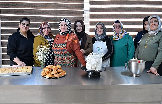 Malatya'da kadın kursları ilgi görüyor: Hem öğreniyor hem üretiyorlar
