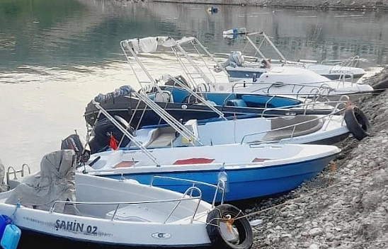 Baraj kıyısında tekneler için liman talebi