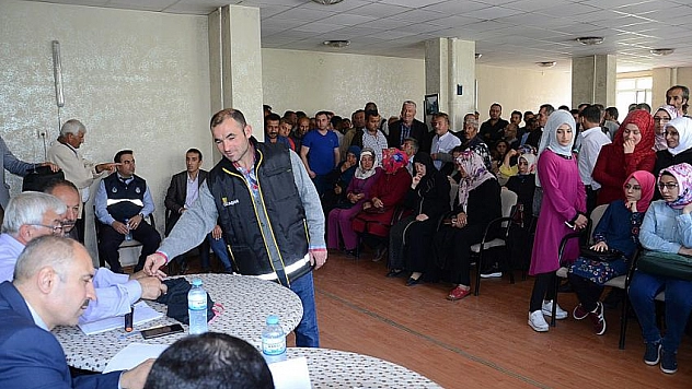 İşçiler kura ile seçildi 