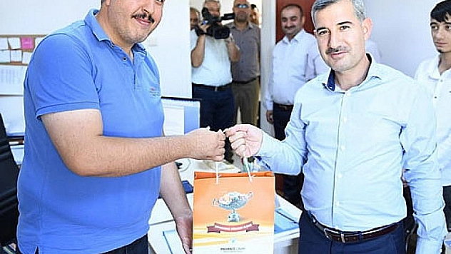 Çalışanların bayramını kutladı 