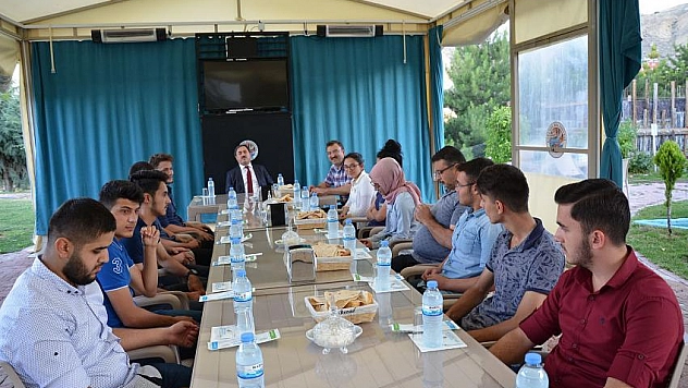 Öğrencilerle buluştu