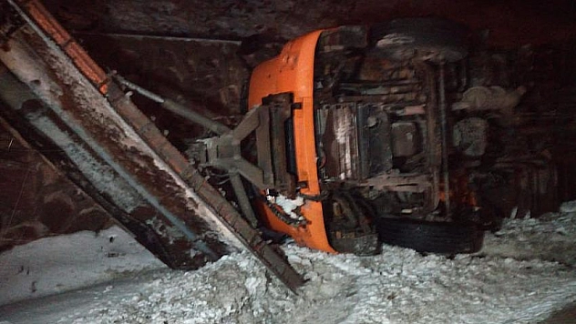 Kar küreme aracı devrildi 