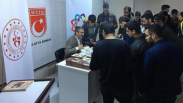 Okurları ile buluştu 