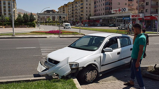 Refüje çarptı: 4 yaralı 