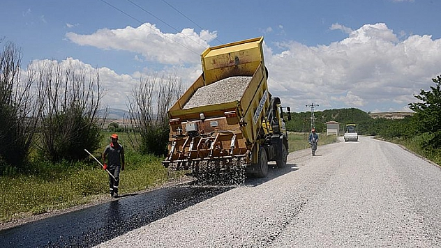 Grup yolu asfaltlanıyor 
