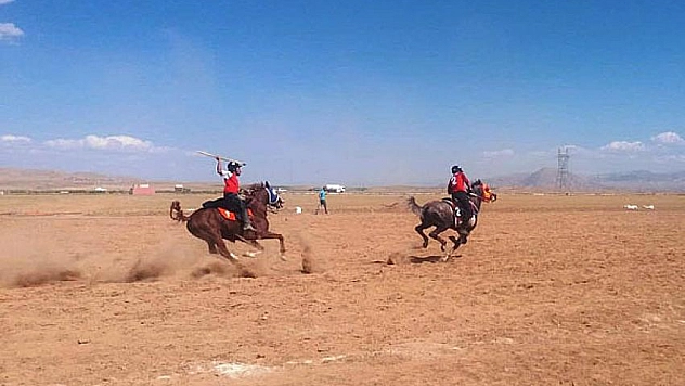 Yazıhan'da atlı cirit heyecanı 