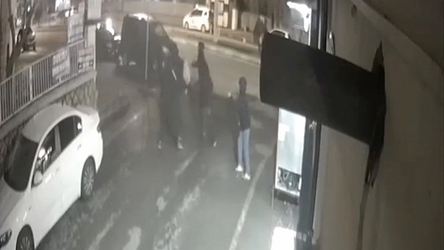 1 kişinin yaralandığı silahlı kavga kameraya yansıdı