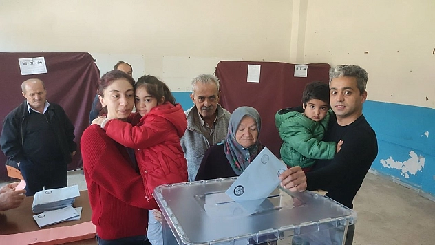 Oy kullanmaya oğlunun sırtında gitti
