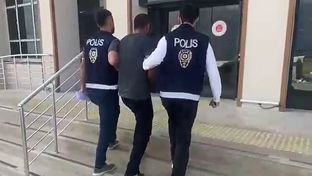 15 yıl 4 ay hapis cezasıyla aranıyordu, ağabeyinin kimliğiyle yakalandı