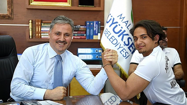Başkan Çakır ödüllendirdi