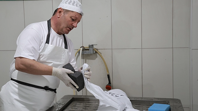 19 yıllık gassal, cenazenin nasıl yıkanacağını uygulamalı olarak anlattı