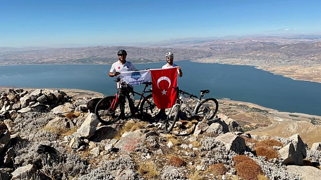 2 bin 100 metrelik dağa bisikletle tırmandı