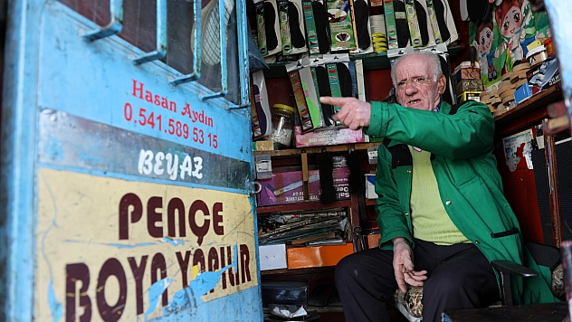 2 metrekarede 45 yıllık ayakkabı boyacılığı