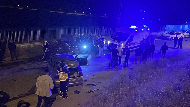 2 otomobil kafa kafaya çarpıştı: 6 yaralı