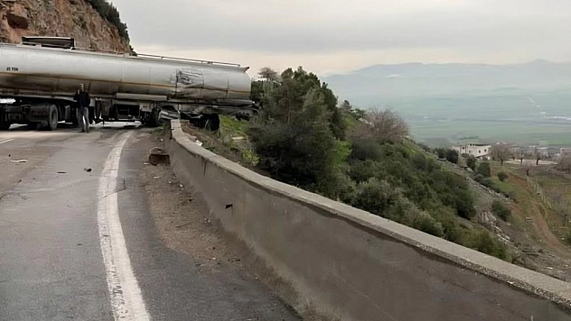 2 tır kafa kafaya çarpıştı: 1 ölü