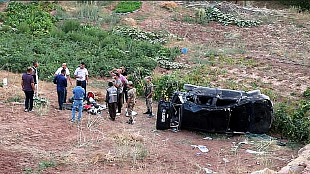 Otomobil şarampole devrildi: 3 yaralı