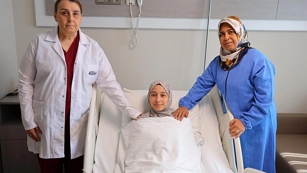 24 yaşındaki hastanın karnından 35 santimetrelik dev kist çıkarıldı