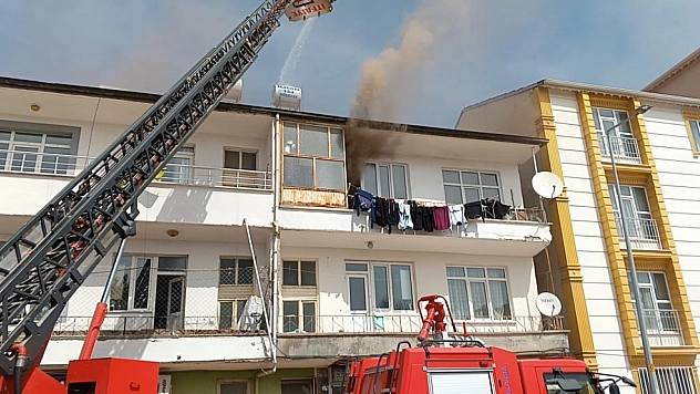 3 katlı binada yangın çıktı