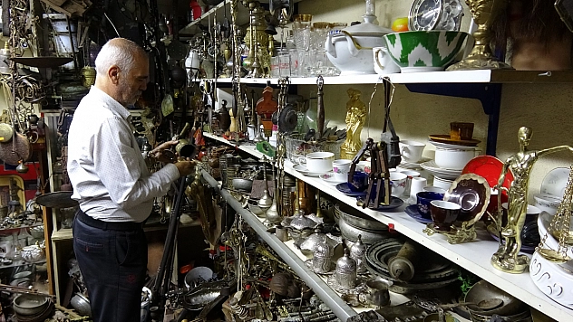 45 yıldır topladığı antika eşyaların sayısını kendisi de bilmiyor