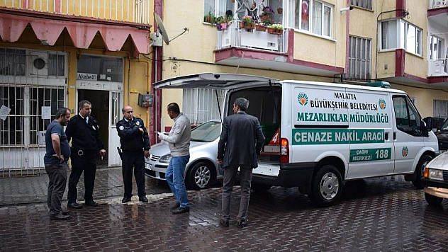 Evinde ölü bulundu 