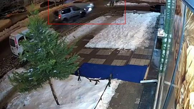 6 aracın karıştığı zincirleme kaza kamerada: 3 yaralı