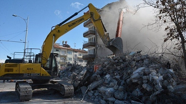 6 bin 56 konut ağır hasarlı