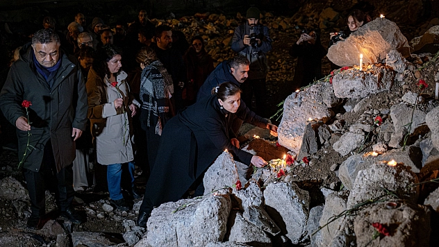 6 Şubat depremlerinde hayatını kaybedenler saat 04.17'de anıldı