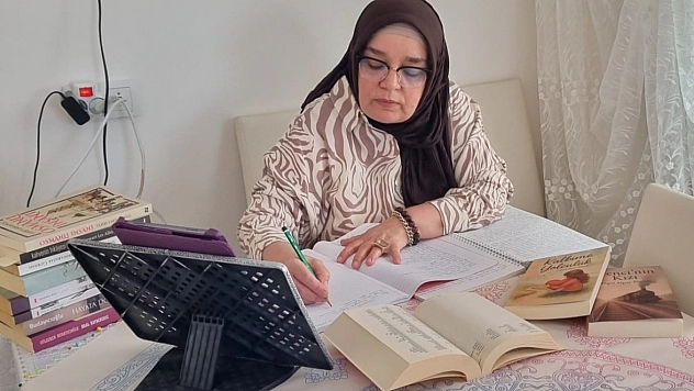 60'ından sonra üniversite mezunu oldu, şimdi iki kitapla okurlarıyla buluşuyor