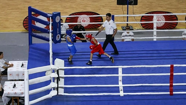 781 genç sporcu şampiyonluk için ringde