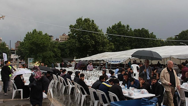 Yağmur altında iftar