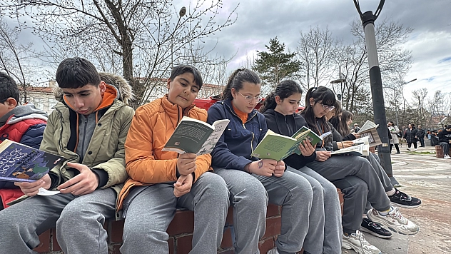 Açık havada kitap okuma keyfi