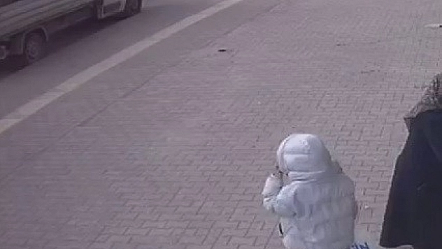 Açılan araç kapısı kazaya neden oldu