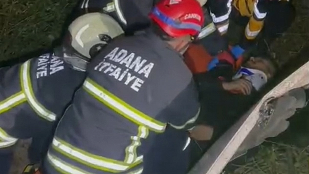 Adana'da şarampole yuvarlanan otomobildeki 2 kişi yaralandı