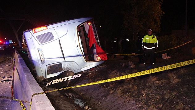 Adana'da yolcu otobüsü devrildi: 8 yaralı