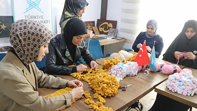 Afetin izleri ilmek ilmek siliniyor
