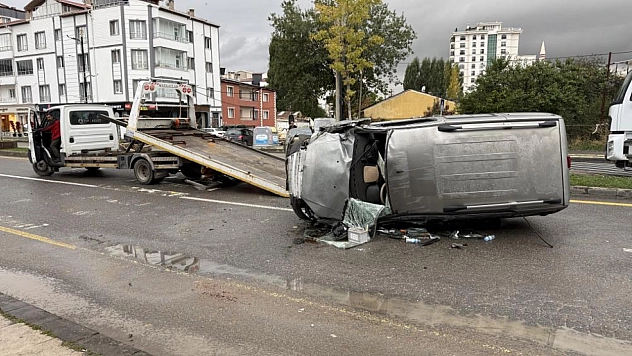 Ağaca çarpan araç yan yattı: 4 yaralı