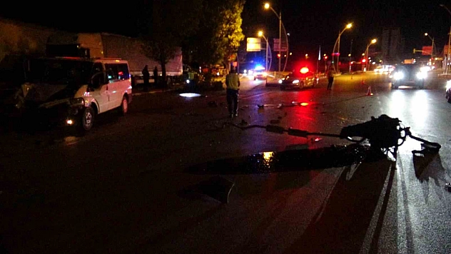 Motor yola uçtu! Ağaca çarpan minibüs hurdaya döndü| 2 yaralı
