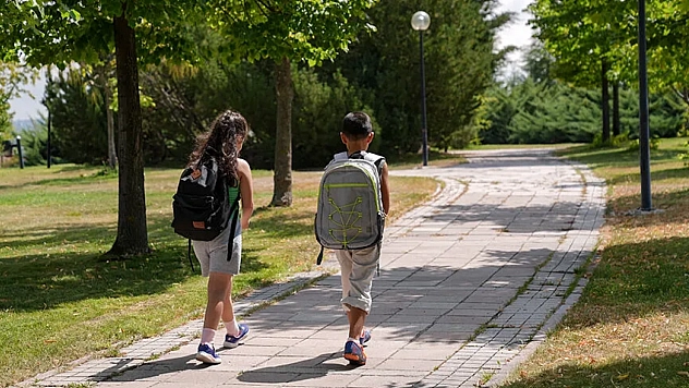 Ağır çanta çocuklarda sırt ve boyun ağrısına yol açıyor